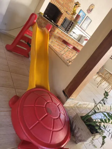 Escorregador infantil com tartaruga porta areia