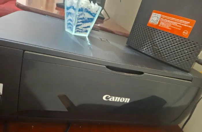 Vendo impressora Canon, c/ defeito. Não faz mais impressão, nem xerox, faz somente scanner