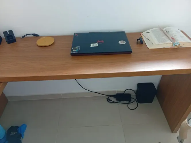 Mesa escritório em L duas peças e cadeira confort