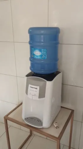 Bebedouro água gelada com o galão