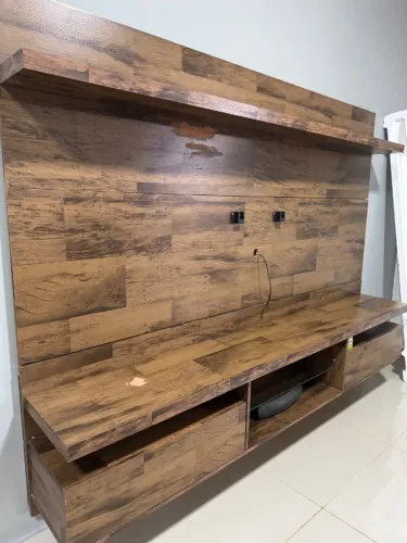 Painel para TV com Rack em MDF Amadeirado - Grande e Moderno