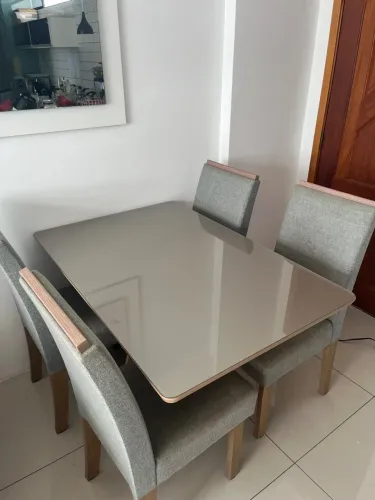 Mesa com 4 cadeiras - Excelente estado e cadeiras recém-higienizadas!