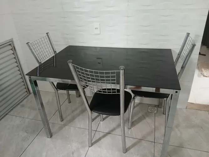 Mesa de inox com tampão de vidro preto