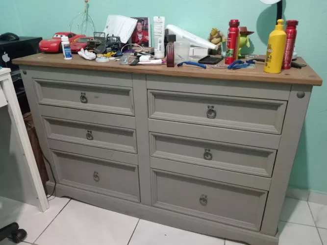 Vende-se uma cômoda de madeira, valor 700 reais em ótima condição