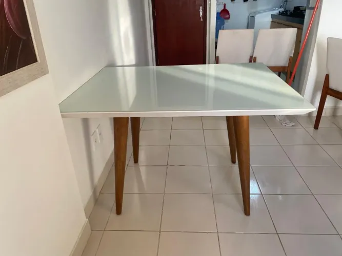 Mesa branca com tampo de vidro