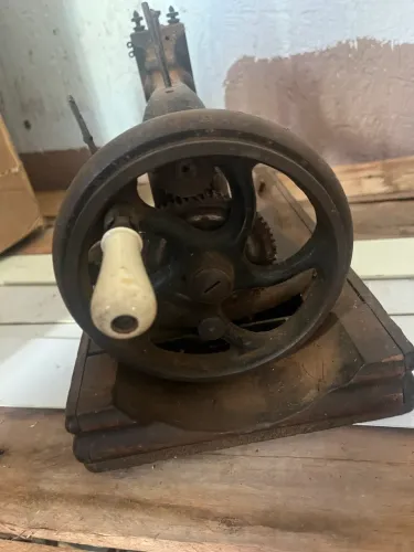 máquina de costura manual antiga à manivela
