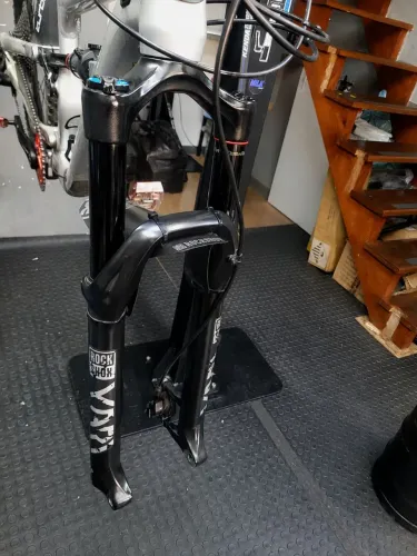 Suspensão Rockshox YARI aro 29