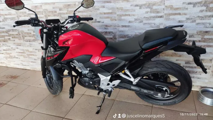 CB 300f em ótimo estado. Vendo ou troco por material de construção