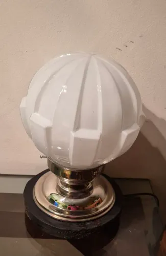 Art deco Luminária de mesa com base madeira com metal niquelado com belíssima cúpula rara
