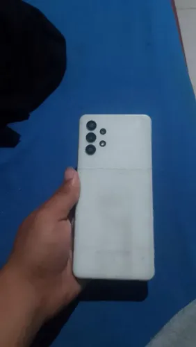 Celular A32,detalhe na tampa traseira e um pequeno detalhe na frente funcionando