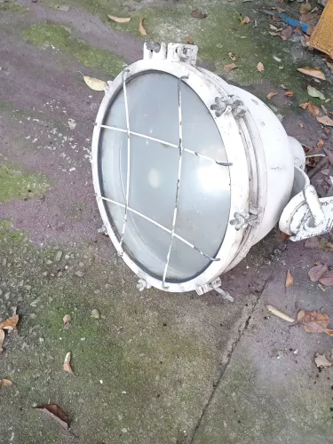 Holofote industrial de ferro 
