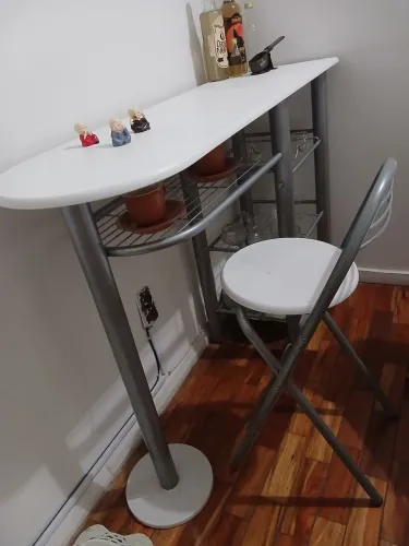 Mesa com 2bancos, espaço p/garrafas de vinho, ideal p/espaços pequenos, prática e estilosa