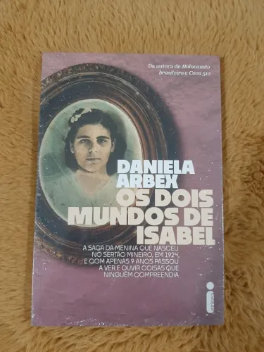 Vendo livro Os Dois Mundos de Isabel, Autora Daniela Arbex. Novo