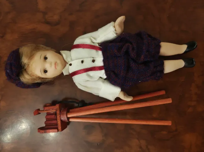 Boneco fotógrafo de porcelana mundo mágico dos bonecos com a câmera em madeira antigo