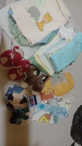 Doação de roupas de bebê recém-nascido