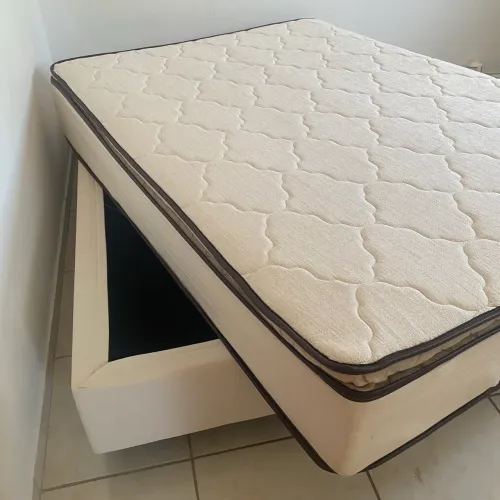 Cama de casal seminova