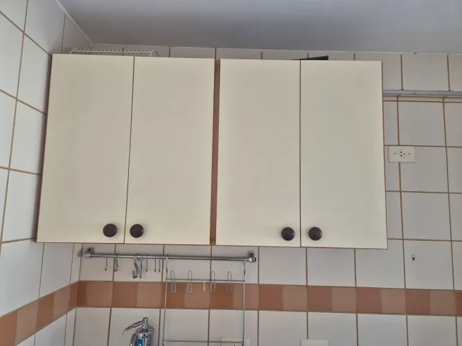 Gabinete de cozinha com pia de inox + armário aéreo