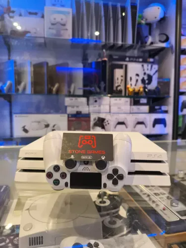 PS4 PRO semi-novo em perfeito estado de uso branco 