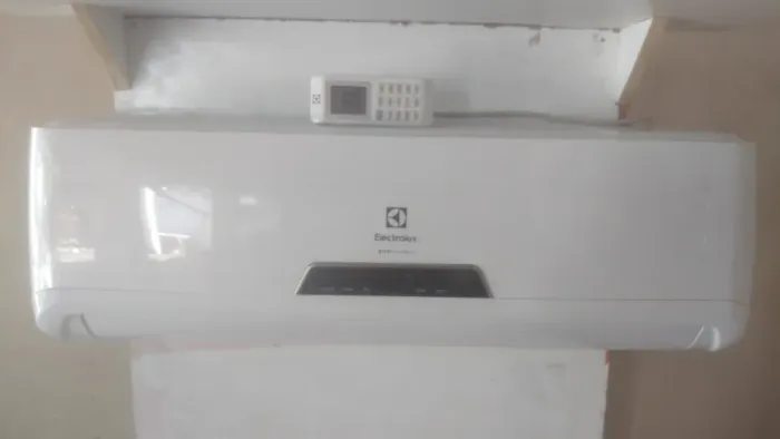 Arcondicionado Split marca Eletrolux seminovo 9000 BTU eficiência e qualidade.