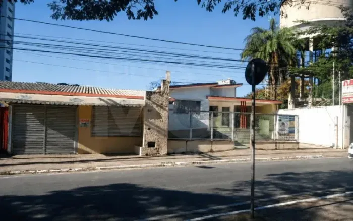 Imóvel comercial e seu respectivo terreno com a área de 2.038,76m², situado na Avenida Gov