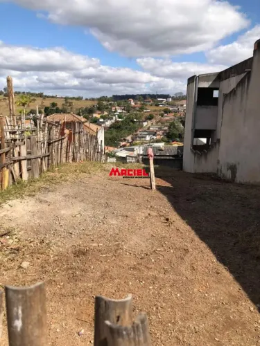 EXCELENTE TERRENO DE MEIO LOTE MAIOR QUE O PADRÃO SEMI PLANO!