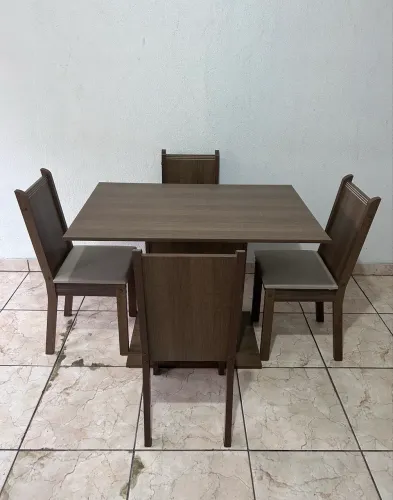 Mesa com 4 Cadeira de Madeira NOVA