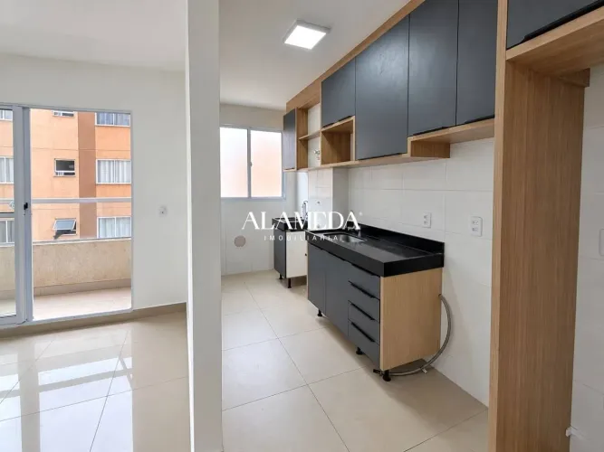 Apartamento com armários na cozinha e 2 quartos para alugar, 47 m² por R$ 1.350/mês - Acqu