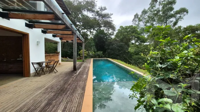 Localizada em condomínio muito bem estruturado, com acesso muito fácil por estrada muito b