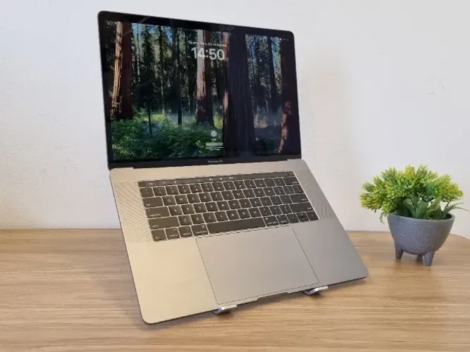 Apple Macbook Pro 2018 Touch Bar - Core i7 | 256GB SSD | 16GB DDR4 | 15,4" - Prata