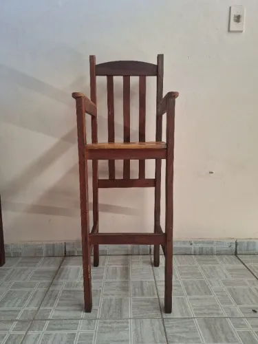 Cadeira de jantar infantil de madeira