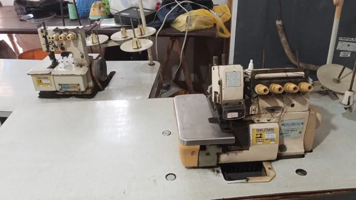 Máquinas de costura industriais (Overlock + Galoneira) funcionando 3,500 às duas