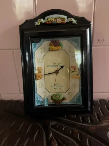 Relógio decorativo e porta joias