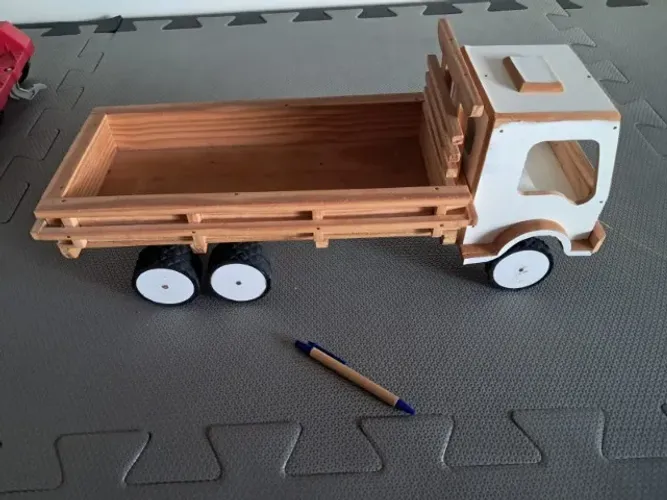 Caminhão de madeira feito por artesão