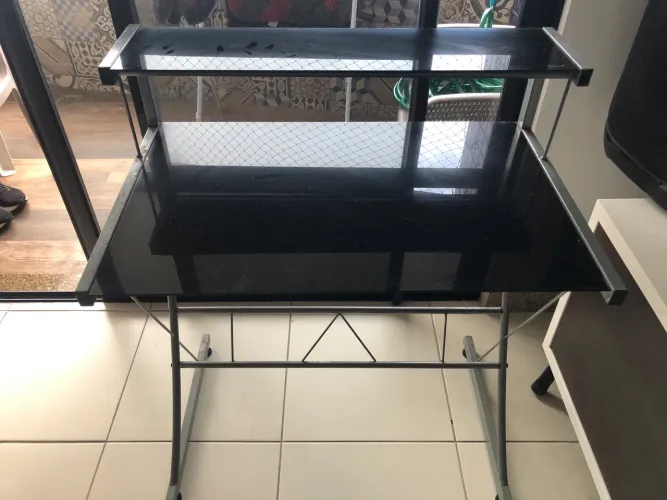 Escrivaninha de tampo de vidro 