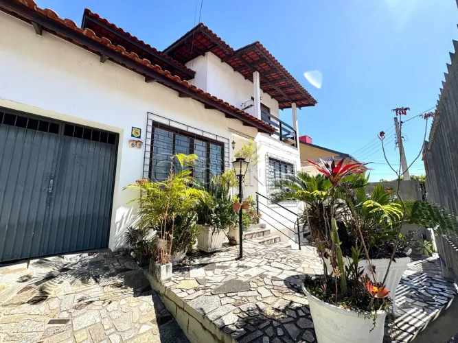 CASA COM 5 DORMITÓRIOS À VENDA NO ABRAÃO - VAGA PARA 4 CARROS - ROOFTOP - TERRENO GRANDE