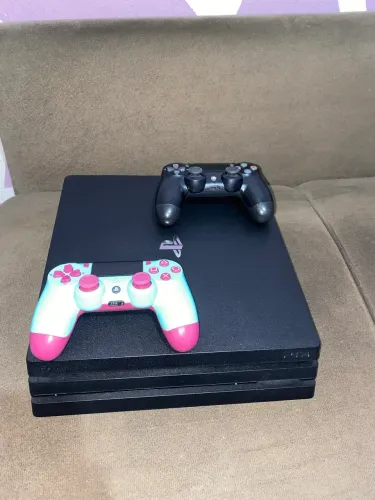 PS4 Pro 1TB + 2 Controles + 2 Jogos (Excelente Estado)