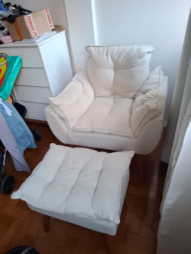 Poltrona com descanso de pé para amamentar ou relaxar