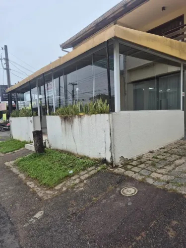  78,69m² e 85,06m²  Salas comerciais no Capão da Imbuia - Fachada de vidro e rua comercial