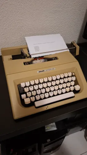 Máquina de escrever Olivetti Lettera 25 Funcionando com capa