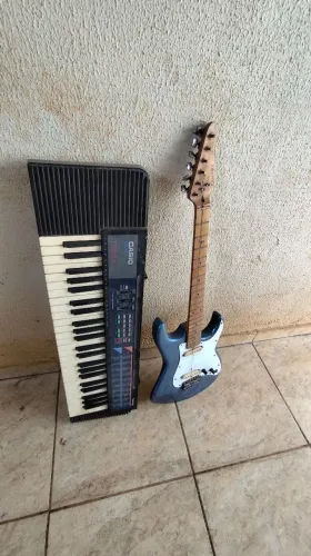 Guitarra e um piano era de uso da igreja vendo barato 150 reais