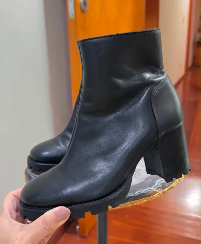 Bota Schütz em couro novíssima usada uma única vez