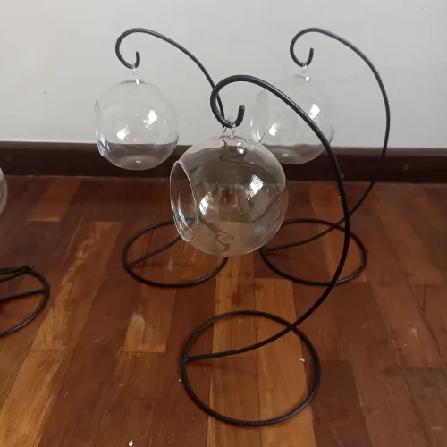 Terrário com base em ferro