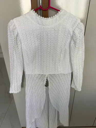 Bata branca toda no tecido laise. Acompanha faixa rosa para por na cintura