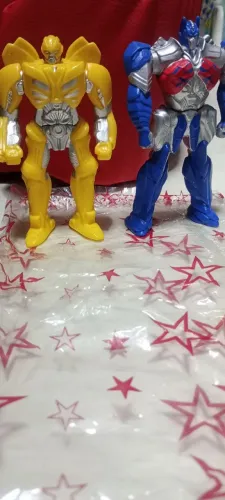 Brinquedos 02 unidades Mondelez chocolate Lacta Transformers Optimus Prime e bumblebee