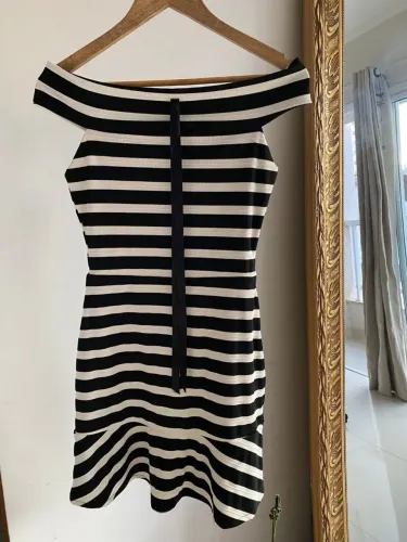 Vestido  branco e preto, tecido leve,ótimo caimento e elegante 