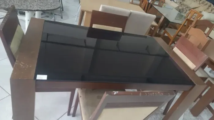 mesa c/ tampo de vidro e 4 cadeiras