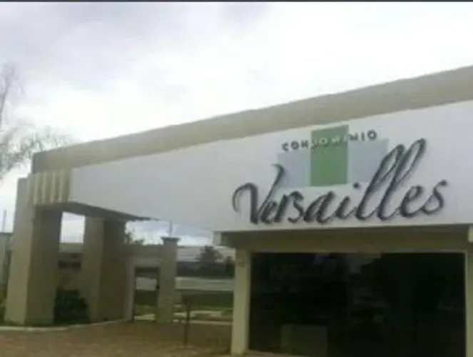 Vendo um Belíssimo Sobrado no Condomínio Versailles