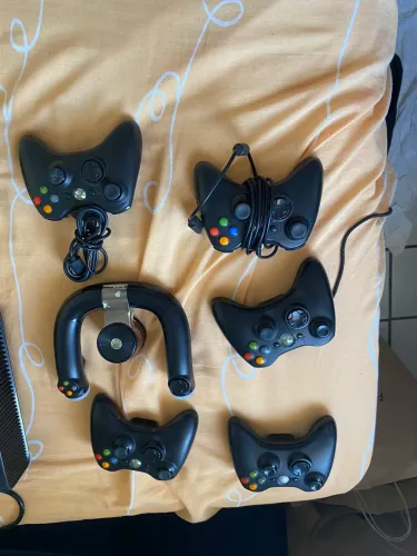 XBOX360 (VALOR NEGOCIÁVEL) COM DEFEITO COM + 5 CONTROLES E UM VOLANTE ( FUNCIONANDO )