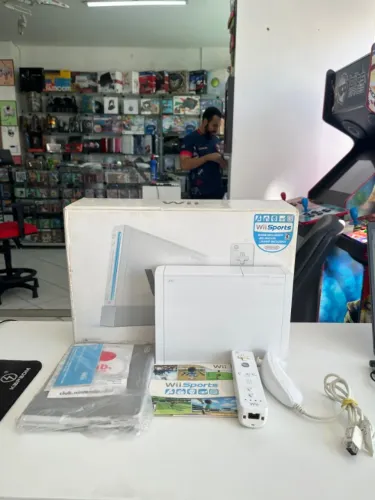 CONSOLE NINTENDO WII BRANCO DESBLOQUEADO 32GB (9 JOGOS) NA CAIXA SEMINOVO - NINTENDO
