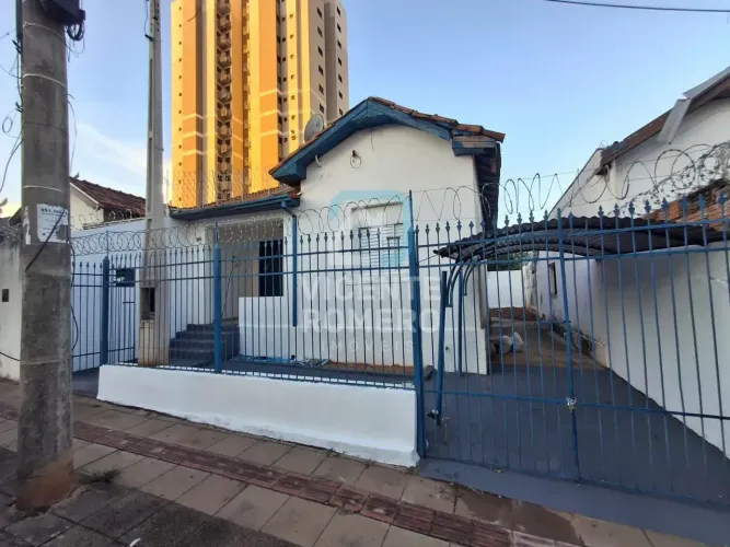 Casa Padrão Simples 2 Quartos 1 banheiro 2 vagas de garagem bom quintal forro piso e teto